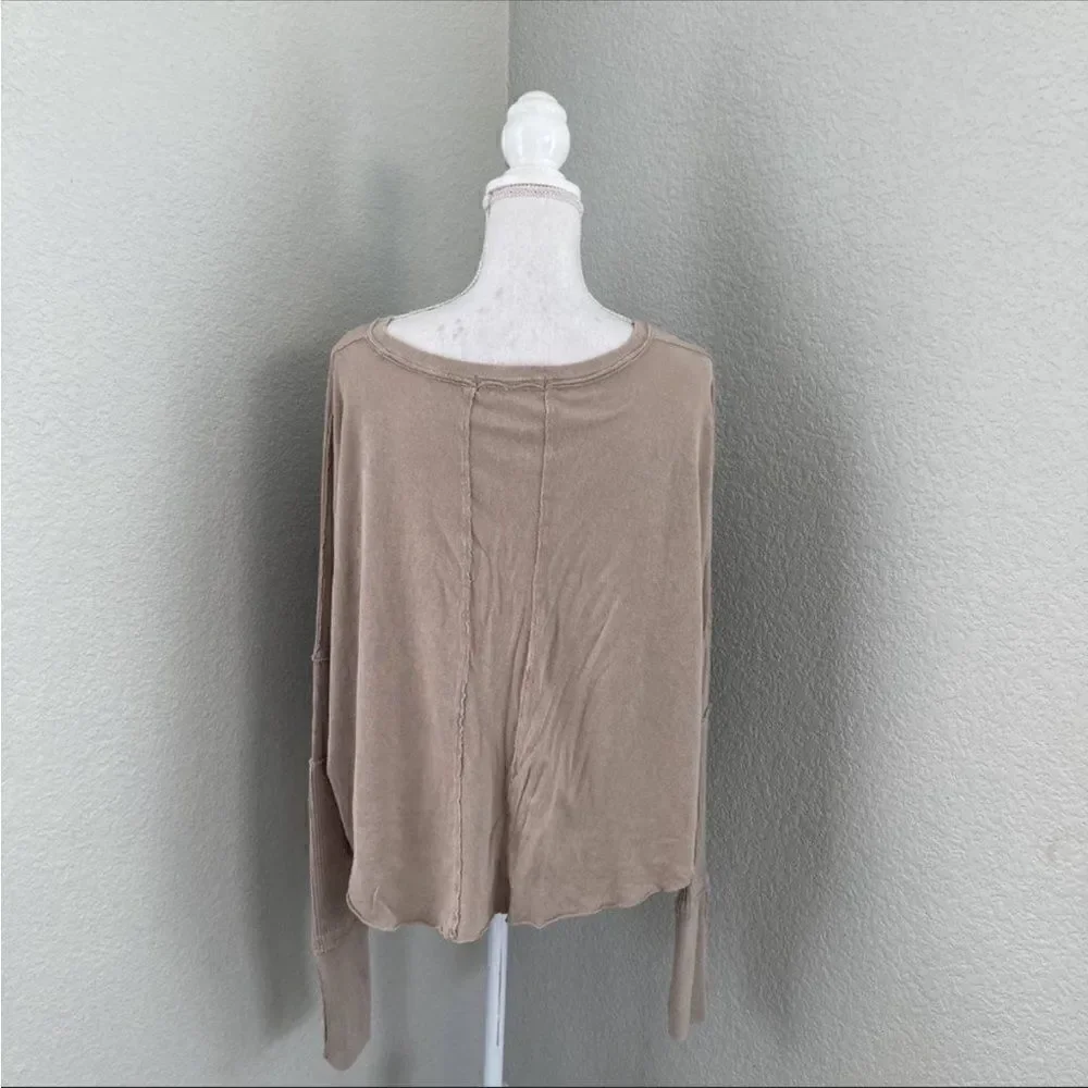 We The Free Womens Beige Long Sleeve V-Neck Tee Oversize Crop Top Small - Picture 3 of 7